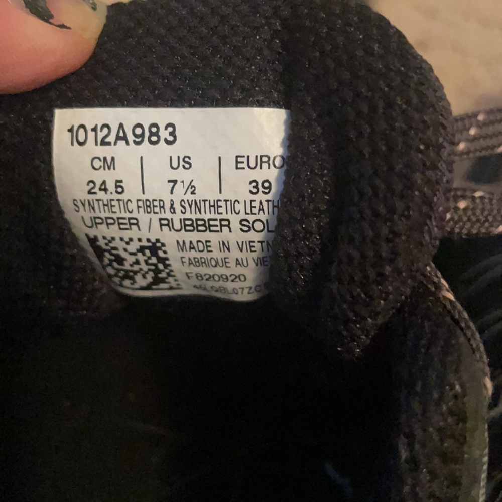ASICS - Picture 2 of 3